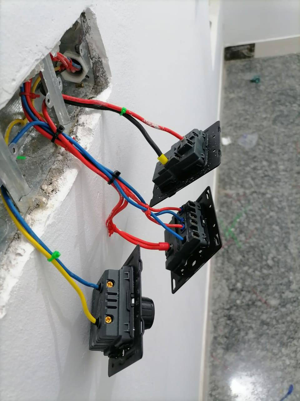 مستعدون لكافة التاسيسات الكهربائية ***********
