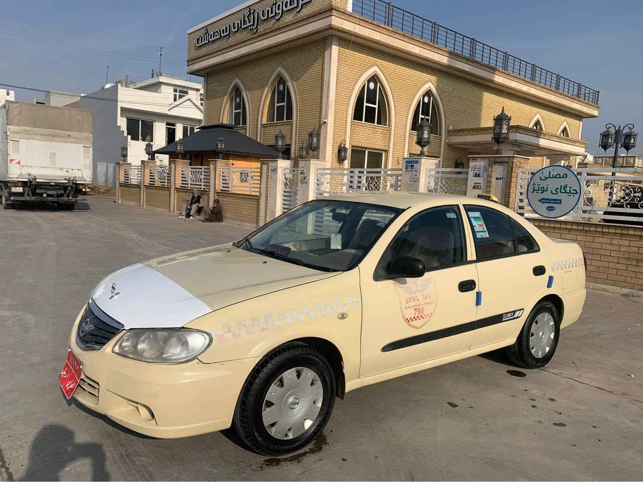 ‎👉نیسان سەنی یابانی👈
‎مۆدیل :2010 گێڕ عادی
‎مەكینە گەورە
‎چوار جام كارەبا و ئـاوێنە كارەبایی 
‎گێڕ و مەكینە و تەبرید بەشەرت
‎كوشین و لایلۆن و گاعی تازەی بۆ بەستراوە
‎كامل جوانكاری بۆ كراوە
‎دەرگایەكی بیلاد گۆڕاوە 
‎چامڵغی پێشەوەی لای سەكن پارچە ڕەشە
‎لایی پێشەوەی بۆنیتەكەی تۆزێك كارتە
‎چەند شوێنێكی بچوك ساردە لە ڕەسمەكان دیاریم كردووە
‎سەقف و شانی بەشەرت 
‎بەناوی خۆمانە (تەحویل و وەكالە ) بەشەرت
‎سەنەوی مانگی 12ی ساڵی پاڕ بەسەر چووە
‎ھەزەی بەسەرچووە
‎نرخ :110 وەرەقە و مەجال

0750 705 1797 أربيل, العراق
