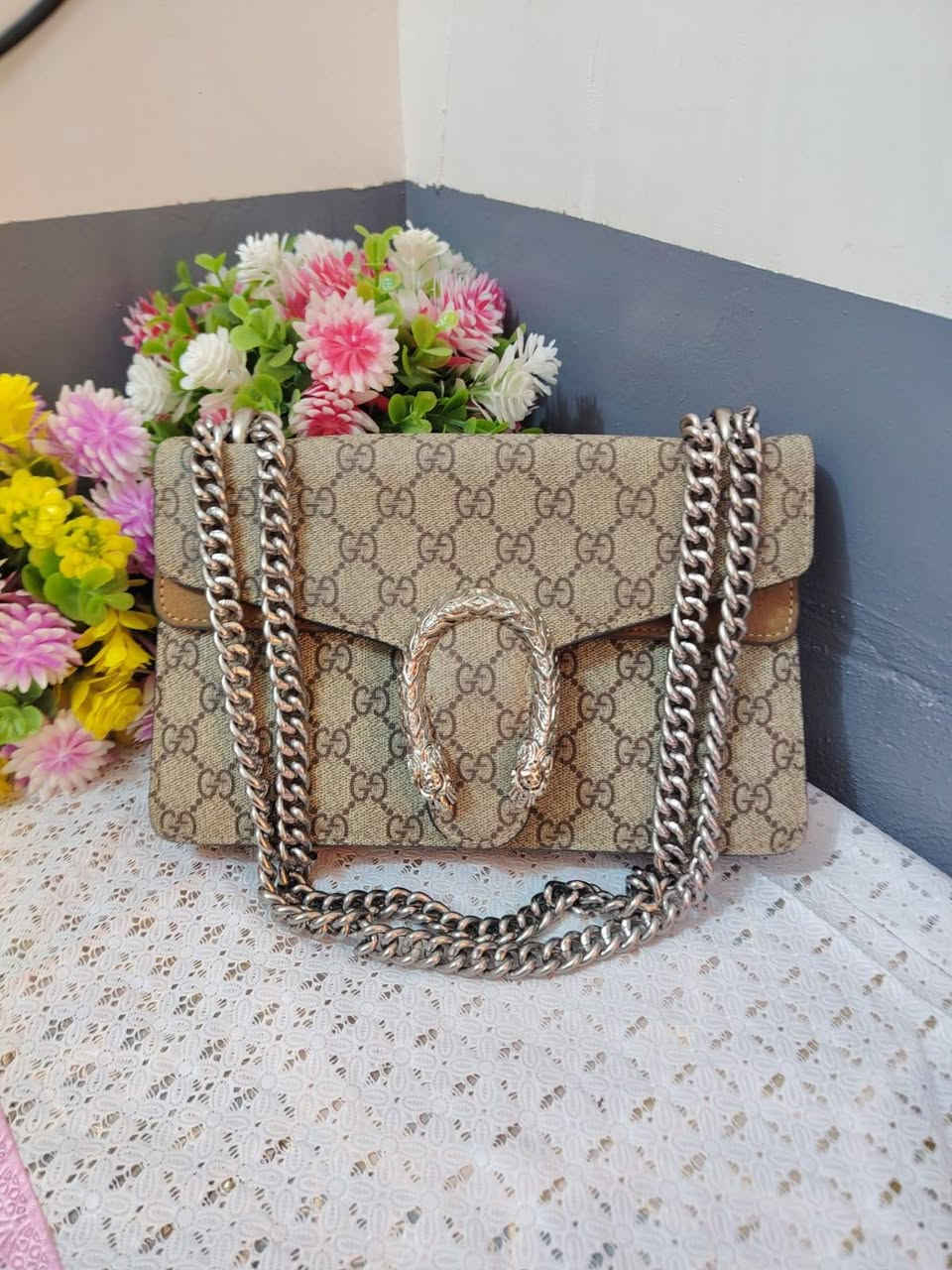 هذه حقيبة يد نسائية ماركه
 كوجي  كود حقيقي 
 من نوع غوتشي ديونيسوس مصنوعة من قماش GG Supreme مع تفاصيل من الجلد


**إذا كنت صاحب هذا الإعلان وتريد حذفه لأي سبب، رجاءا أرسل رسالة إلى الدعم الفني**