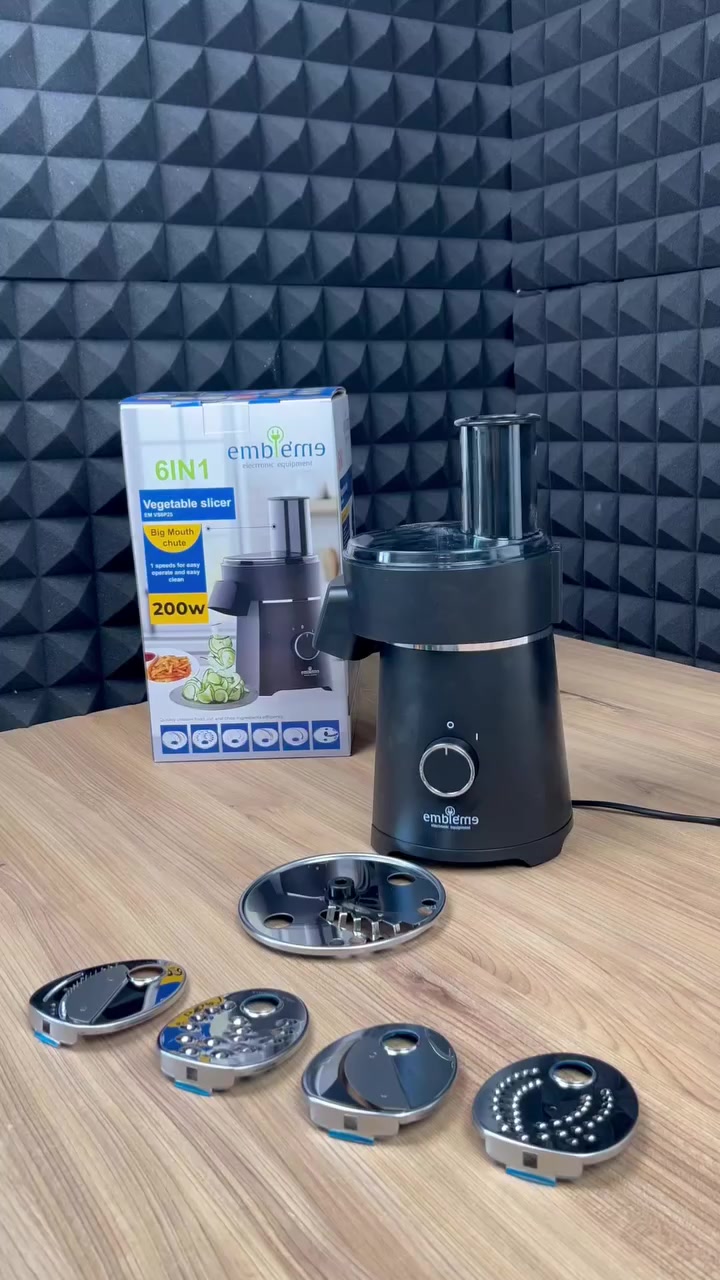 #قطاعة خضروات كهربائية 6 في 1 امبليوم

الاستخدامات

تقطيع الخيار، البطاطا، الجزر والخضروات بجميع أنواعها.

بشر الجبن والخضار لتحضير السلطات.

تقطيع شرائح رفيعة أو سميكة حسب القرص المستخدم.

تقطيع البطاطا أصابع (فرنش فرايز).

تجهيز سريع للسلطات، الشوربات، المقبلات وأطباق التقديم.

مثالية للاستخدام اليومي في المطبخ المنزلي.

المميزات

قدرة كهربائية: 200 واط.

نظام 6 أقراص ستانلس ستيل (تقطيع – بشر – شرائح – فرنش فرايز).

سرعة تشغيل واحدة لسهولة الاستخدام.

فتحة إدخال كبيرة (Big Mouth Chute) لاستيعاب الخضروات الكبيرة.

سعة معالجة تصل إلى 600 غرام لكل دفعة تقريباً.

مدة تشغيل قياسية: حوالي 60 ثانية لكل دفعة.

هيكل ثابت مع قاعدة مانعة للانزلاق.

طول سلك الكهرباء: 100 سم.

نظام أمان يمنع التشغيل في حال عدم تركيب الأجزاء بشكل صحيح.

سهلة الفك والتركيب والتنظيف.

محتويات الصندوق

وحدة المحرك الرئيسية.

وعاء المعالجة.

غطاء علوي مع فتحة إدخال.

أداة ضغط (Pusher).

6 أقراص تقطيع ستانلس ستيل:

قرص شرائح رفيعة.

قرص شرائح سميكة.

قرص بشر ناعم.

قرص بشر خشن.

قرص فرنش فرايز.

قرص تقطيع إضافي متعدد الاستخدام.

دليل استخدام.

الملاحظات

يجب فصل الجهاز عن الكهرباء قبل التنظيف.

لا يتم غمر وحدة المحرك بالماء.

الشفرات حادة جداً ويجب التعامل معها بحذر.

يفضل إراحة الجهاز 30 دقيقة بعد 5 دورات تشغيل متتالية.

مناسبة للاستخدام المنزلي فقط.

أبعاد الكارتون:

الطول 20سم  العرض 22سم  الارتفاع 35سم.

سعر70 توصيل مجاني


**إذا كنت صاحب هذا الإعلان وتريد حذفه لأي سبب، رجاءا أرسل رسالة إلى الدعم الفني**