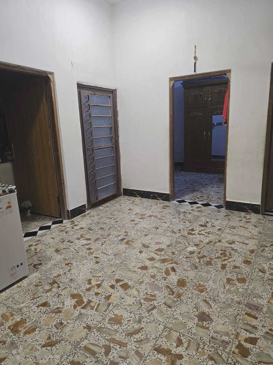 بسم الله الرحمن
بيت للبيع ناحيه الرضويه الثانيه 
مساحه البيت 180متر 
يبعد عن الشارع العام ٩٠ متر 
يحتوي على غرفتين وصاله
ستقبال مطبخ صحيات داخليه وخارجية 
كراج سياره 
وجهه ٩ متار 
البيت بناء حديث 
السعر ١١٠ بي مجال 
التواصل واتساب تصال 
***********
