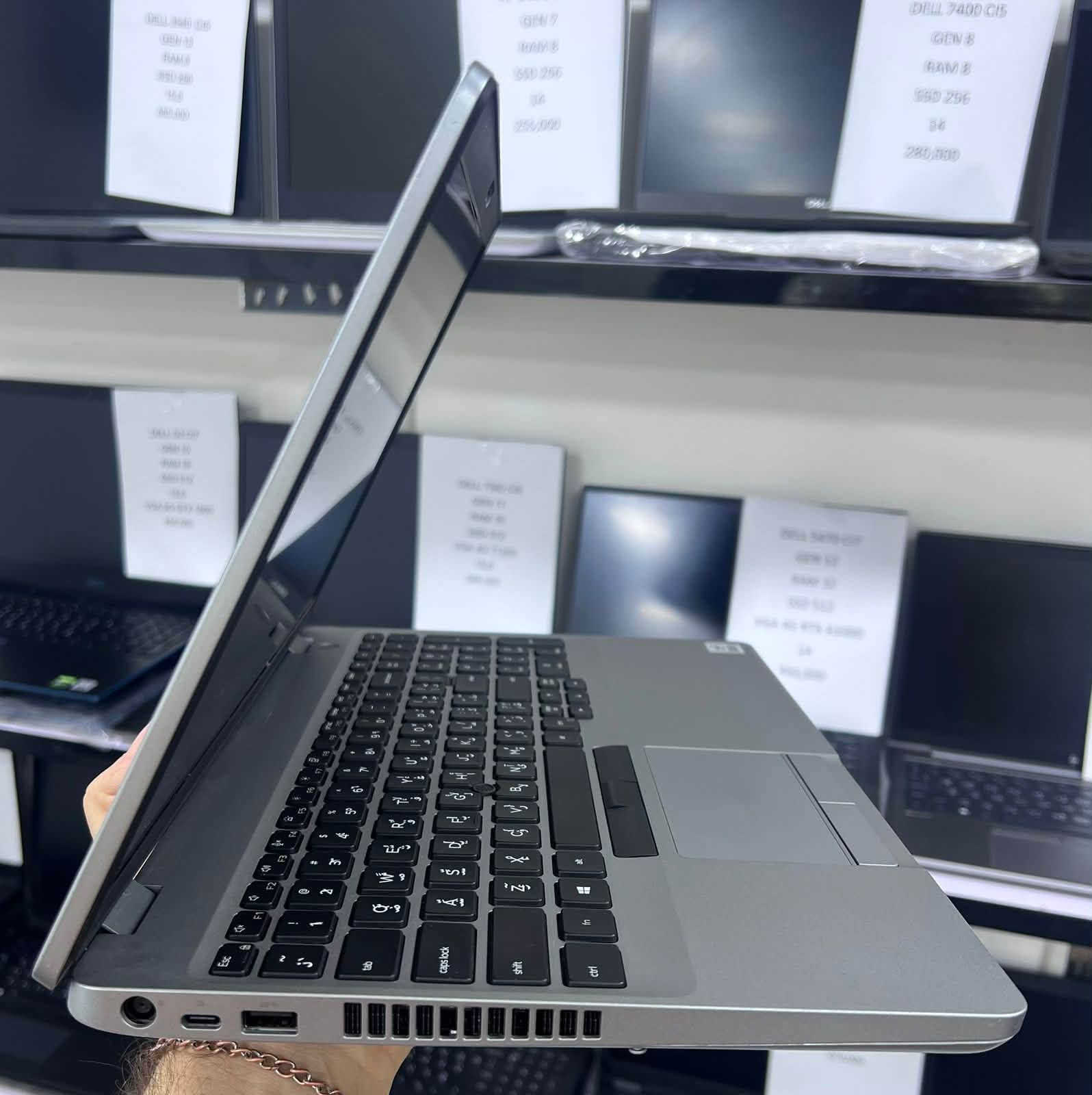 📌لابتوب DEEL  
📌معالج core i7 من الجيل العاشر عشر
📌كارت شاشة داخلي 4 كيكا
📌رام 16 DDR4
📌هارد بسعة 512 نوع SSD 
📌حجم الشاشة 15.6 بدقة Full HD

📍العنوان: العراق - الأنبار- مكتب البرشا للحاسبات 

🚕يوجد توصيل الى جميع محافظات العراق


**إذا كنت صاحب هذا الإعلان وتريد حذفه لأي سبب، رجاءا أرسل رسالة إلى الدعم الفني**