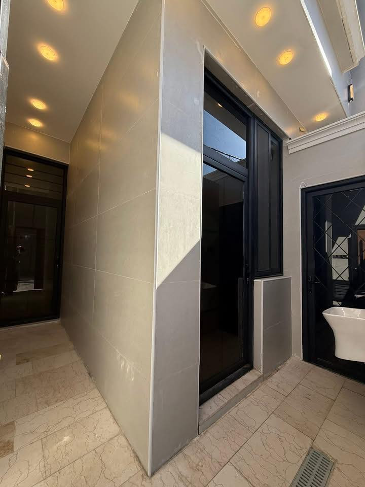 دارين 🏡2 مساحه الواحد 100م في حي السلام بل نجف للبيع 

يعني الي. يريد بيتين طبك هذني او يريد واحد هم ماكو مشكله 

موقعهم 📍 حي السلام مفتوح على شارع سلام غري و مفتوح على شارع ابو الدجاج

تفاصيل البيت 🏡 الخارطه الحديثه و 3غرف نوم فول vip
 للاستفسار اكثر عن العقار للاتصال يتوفر وتساب 

￼⁨
0780 789 4484

تابع الصفحه 📲🤝 كل العروض تلكوه بهذه البيج .
