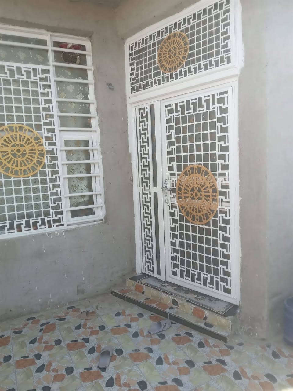 بيت حي كريم الزراعي مساحة ١٥٠م بناء بلوك يتكون من مضيف وغرفتين نوم وصالة ومطبخ وحمام وصحيات خارجيه اتصال على الرقم ***********مراجعة مكتب مسعودي موشراي لايعلق رجاء

