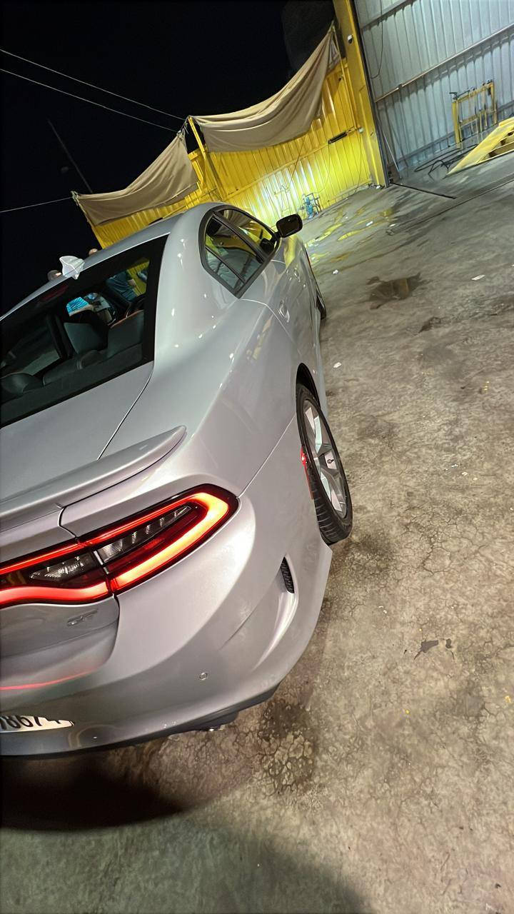 جارجر موديل ٢٠٢٣ فول مواصفات عدى الفتحه
واردها دعاميه الاماميه فقط 
محرك 3.6  مكفول 
كير مكفول 
تبريد قطعتين امامي خلفي 
داخل لونين أحمر وأسود مخمل 
تحكمات ستيرن جهتين 
كراسي كهرباء 
تخم تايرات جديد 
سبير منازل 
لايتات زنون 
السعر 268 ورقة للاستفسار الاتصال ***********
