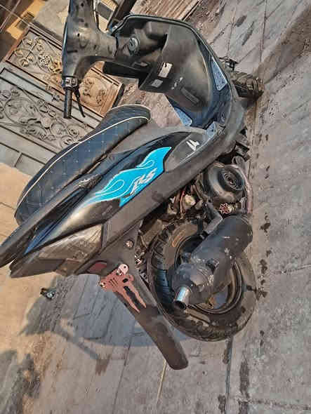 السلام عليكم البيع ماكس عدله دراجه بلاديه بس بيها دخن اول متشغلها صباح سلف وهندر كهربائي كلها شغله سعر ٤٥٠ وبيها مجال مكان بياع تقاطع درويش رقم ***********
