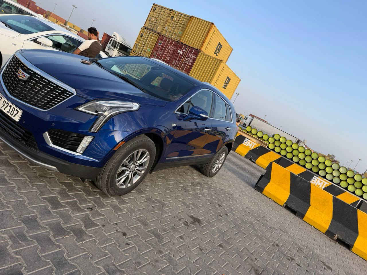 السلام عليكم 
للبيع كديلاك XT5
مديل 2023
وارد امريكي 
ماشيه 34 الف ميل 
كفاله عامه من الضربه والصبغ
السياره فقط تقرير غرق
وما مفتوح بيه برقي بشرط والفحص 
عليه تغليف نانو كامل 
حجم المحرك 6 سلندر 
فول مواصفات عل اخير 
اتعب كتابه المواصفات ماكو شي بالك ماموجود
رقم بصره ب اسمي تحويل بنفس الساعه 
السعر 32الف $ يعني ثلاث شدات وعشرون ورقه 
وبيه مجال للشراي 
للاستفسار اتصل لا تراسل 
هاتف *********** ساكو, الصومال
