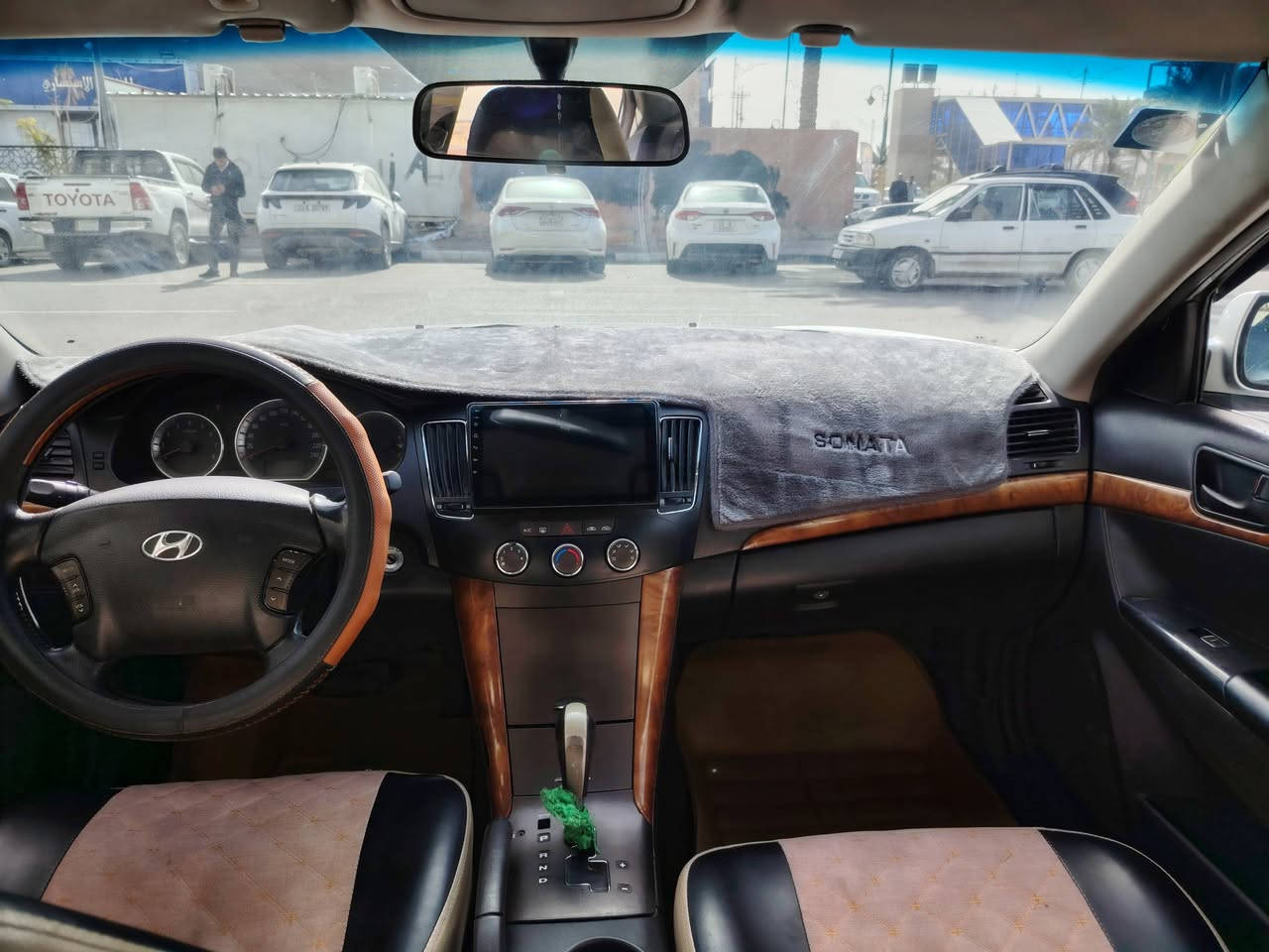 سوناتا مقدس 2012 وارد كوري 
مكفول من الحادث وتبديل.مكينه وكير وحداديه وتبريد كهربائيات كله جاهزه وبشرط.  رقم دولي بصره وسنويه ل 2030 
مصبوغه عام اثر جراد فقط. مكان كربلاء. سعر 90.
*********** 
***********
