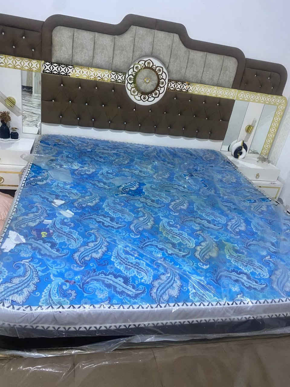 السلام عليكم . دوشك شبه جديد قياس غرفه تركيه نضيف مستخدم قليل  نوع الاسفنج مريح لضهر  قياس 180×200.....السعر 90وبي مجال العنوان البصره حي الحسين الرقم ***********فعال واتساب
