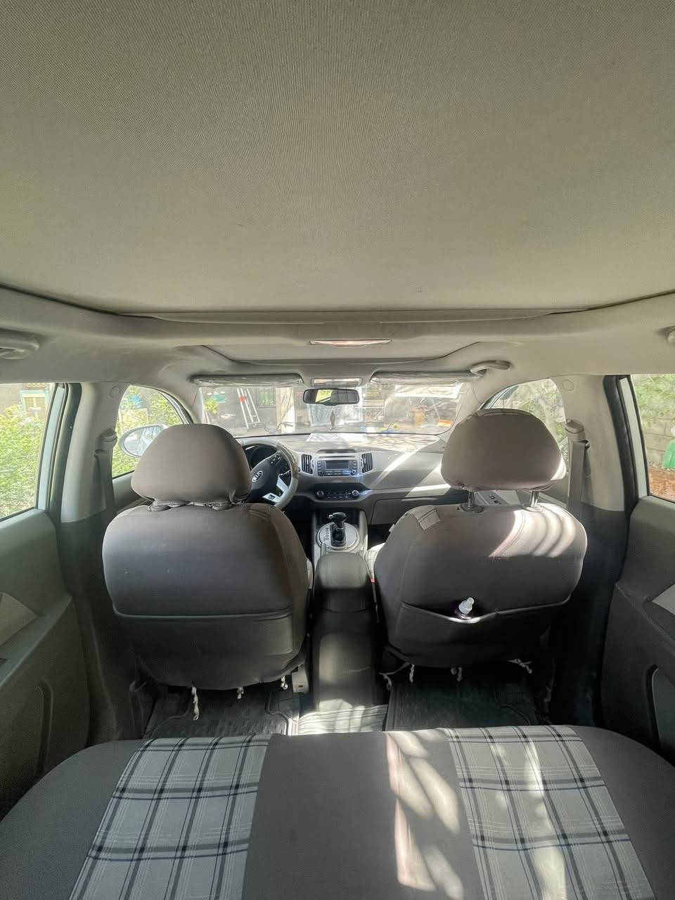 السعر 168$ وبيها مجال 
🚗 كيا سبورتاج 2016 (خليجي) - بحالة ممتازة 🚗
لعشاق النظافة والراحة، سيارة جاهزة ومصروف عليها بالكامل!
• الموديل: 2016 (مواصفات خليجية).
• الحالة العامة: السيارة "خير من الله" وجاهزة للاستخدام فوراً.
• التفاصيل الميكانيكية:
• محرك وكير (جير) مكفولين بشرط الفحص.
• صدر جديد وتخم تاير (إطارات) جديد بالكامل.
• منظومة تبريد جديدة وبطارية جديدة.
• البودي: قطعة واحدة فقط (تبديل باب خلفي جهة اليمين - وكالة).
• الوضع القانوني: سنوية مجددة (غير ساقطة) والتحويل مضمون 100%.
المواصفات الإضافية:
✅ كاميرا خلفية | ✅ سقف بانوراما | ✅ حساسات وقوف | ✅ 6 وسائد هوائية (Airbags).
📞 للتواصل والاستفسار: ***********
