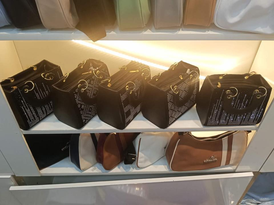 حقائب سعر القطعه ٥ الالف دينار تركي اصلي النهروان خدمه توصيل موجود واتساب ***********
