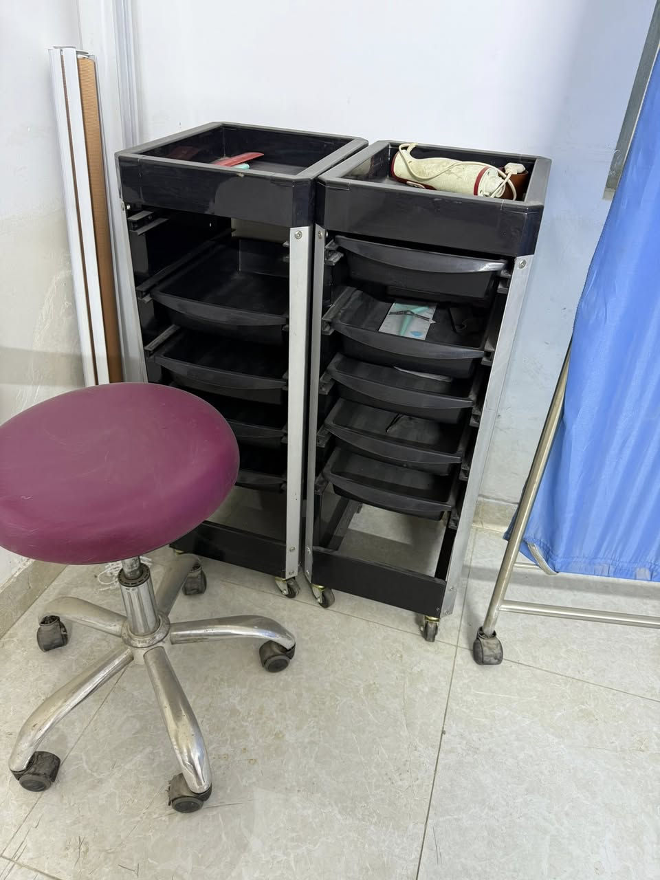 غراض صالون للبيع جديدات كلش البديكير ٣٥٠
المغسله ١٠٠ 
مري ٢ مع كوميديات٢ مع كرسي ٤٥٠ الف عربانات اثنين ٦٠ الف ميز اكريلك ٧٠ الف


**إذا كنت صاحب هذا الإعلان وتريد حذفه لأي سبب، رجاءا أرسل رسالة إلى الدعم الفني**