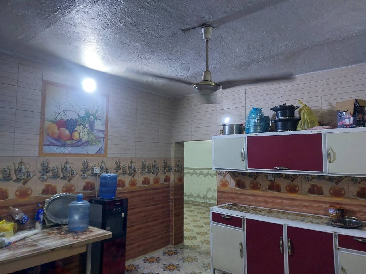 السلام عليكم دار +مشتمل البيع المساحة 280 الدار طابقين يحتوي طابق الأول غرفتين وصاله ومطبخ واستقبال صحيت دخليه وخرجيه الطابق الثاني غرفتين وصاله +المشتمل غرفتين وصاله ومطبخ وصحيات البنا بلوك السقف عكاده الموقع في الكوت حي الحكيم نزلت بني تميم السفسار كثر التصال على الراقم ***********
