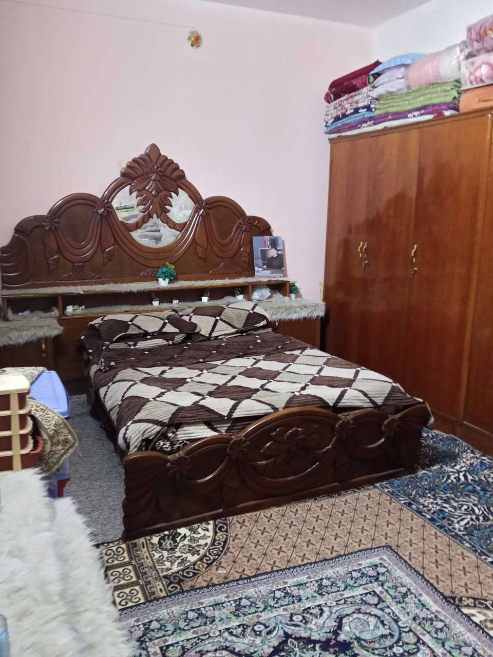 البيت للبيع با الكادميه المساحه 150م الوجهيه 7.5 ونزال 20 يحتوي البيت علا غرفه نوم و صاله و مطبخ و براني وصحيات خارجية و داخليه وكراج مال سياره اللاستفسار مراجعة مكتب سلام الجبوري الاتصال ***********
