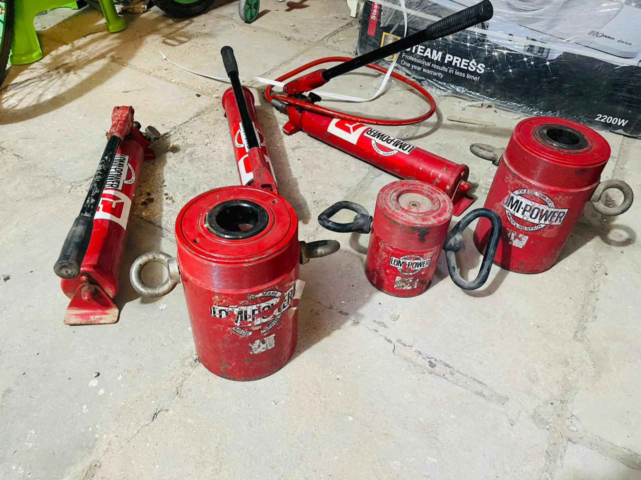 السلام عليكم   

 1-جكات للبيع لرفع الاحمال الثقيله( مثل الروافد و المحولات والمحركات الكبيره والروترات وغيرها) جدد مامستخدمات بس لان چان مخزونات مزلغات واصليات اسباني المنشاء 
عددهم 3 جكات 2 كبار ( 60 طن ) واحد صغير ( 30 طن )
  
 2-ماطور الماني ثري فيز يستخدم ( حسب الحاجه ) جديد مامستخدم واصلي تفاصيله بالصوره

3- ماطورات عدد 2 جدد اصليات 
استخدام ( حسب الحاجه )

السعر الكلي للاغراض : مليون ونص 
مكاني ناصريه مركز
***********
