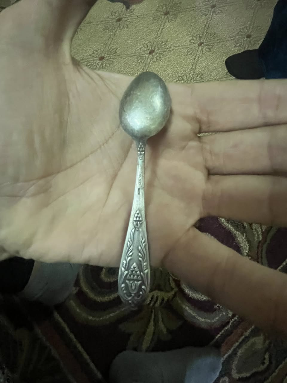 السلام عليكم عندي هذني معالق فضة ستيرلنغ عمرهن ٩٠ سنة اريد ابيعهن
وزنهن ٢٥٤ غرام بعد الفحص ٩٢٪؜ فضة والباقي نحاس 
للتواصل ***********
