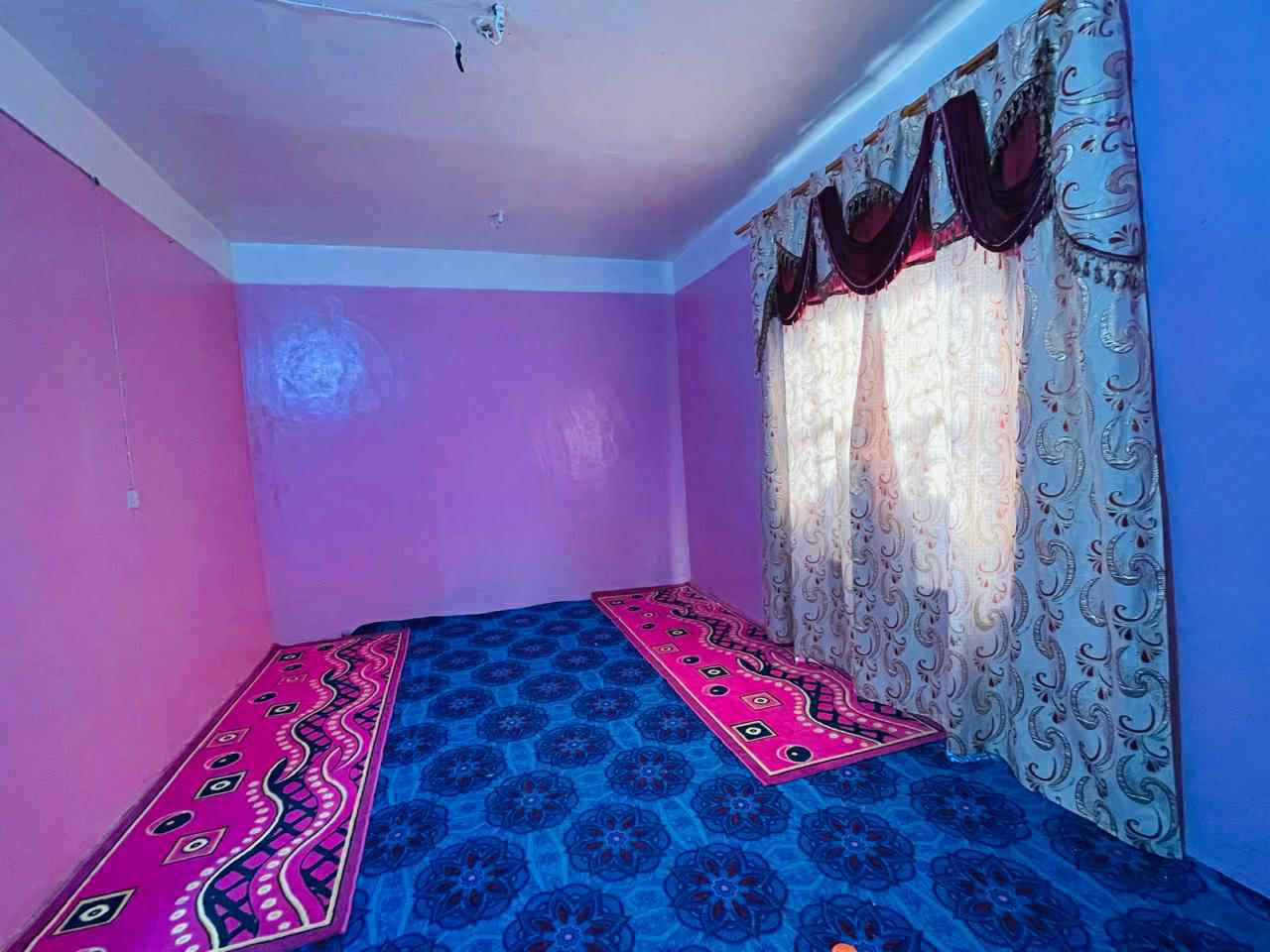 السلام عليكم
بيت زراعي للبيع المساحه 300 متر يتوفر كافه الخدمات {ماء +كهرباء +شارع+ مدرسه}
#-يتكون 
براني ١٠ متر 
مطبخ خارجي
غرف عدد 4
صاله كبيره
حمامات داخليه وخارجيه
كراج كبير
حديقه 
كما موضح ب الصور
المكان  البوريشه المنيش طريق الزوار يبعد عن الولايه 4 كيلو
- [ ] *********** رقمي وباقي التفاصيل خاص مفتوح
