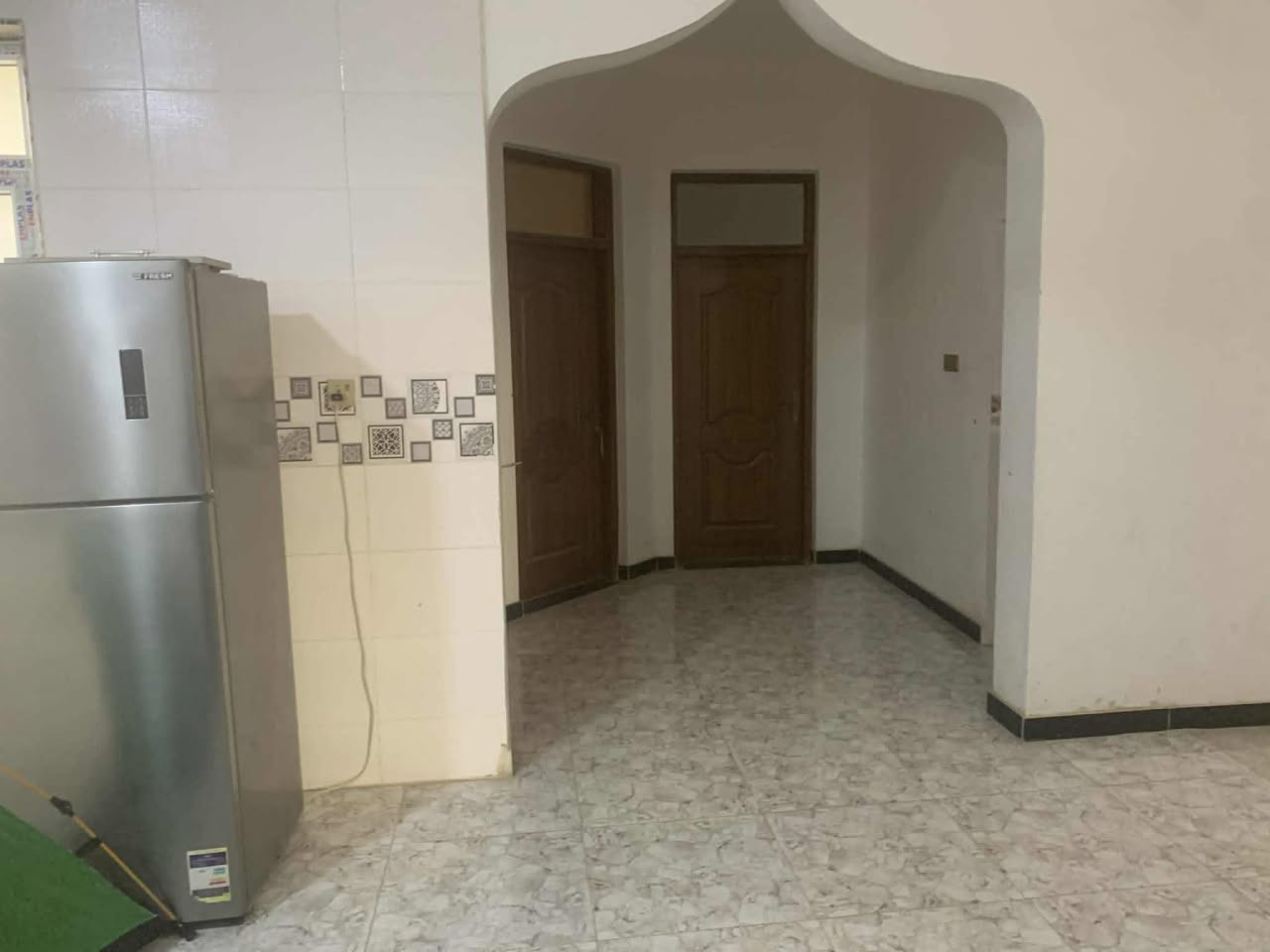 � بيت حديث البناء للبيع – الخاجية
📍 المساحة: 200 متر
📍 الموقع: منطقة قريبة جداً من المدرسة الصينية

🔹 تفاصيل الطابق الأول:

 • غرفتان نوم
 • صالة + هول واسع
 • مطبخ حار و بارد
 • مجموعة صحية

🔹 تفاصيل الطابق الثاني:

 • أربع غرف نوم
 • صحيات فوك وجوه 
 • مساحة خارجية (مكان خارجي)

💰 السعر: 250

📞 للتواصل والاستفسار: ……***********
