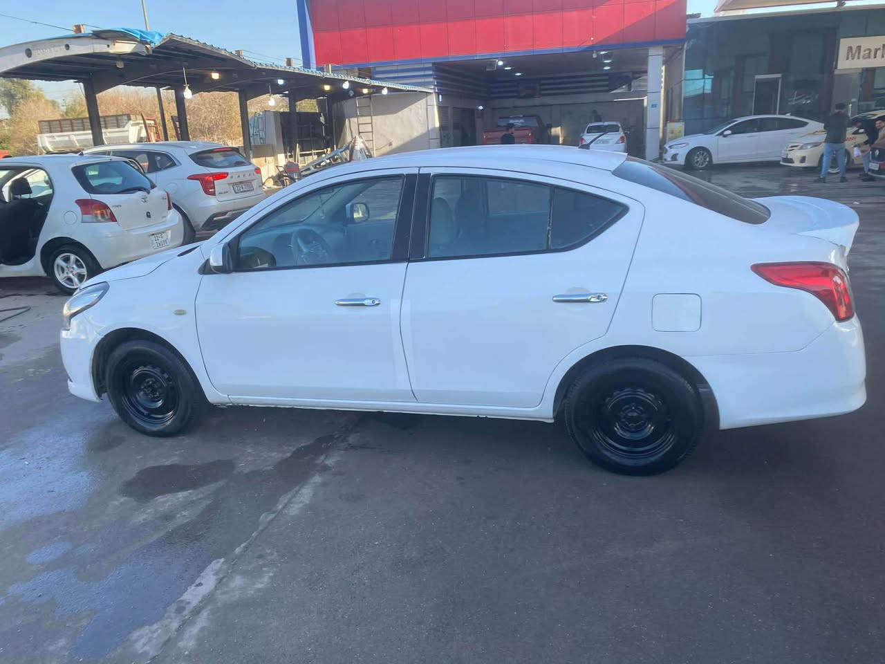 نیسان لاکیشمیبای ٢٠١٦ بۆ فرۆشتن 
پێنج پارچەی هەیە بێ ژۆرێ بێ ئێڕباگ جەمپێکی زۆر خەفیفی پشتەوەی هەیە شایەنی باسکردن نییە 
سەنەوی تاوەک و ٢٠٢٣ یە سەیارەکە توند و تۆڵە و زۆر خاوێنە 
ژمارەی م. *********** 
نرخ: ٨٧ أربيل, العراق
