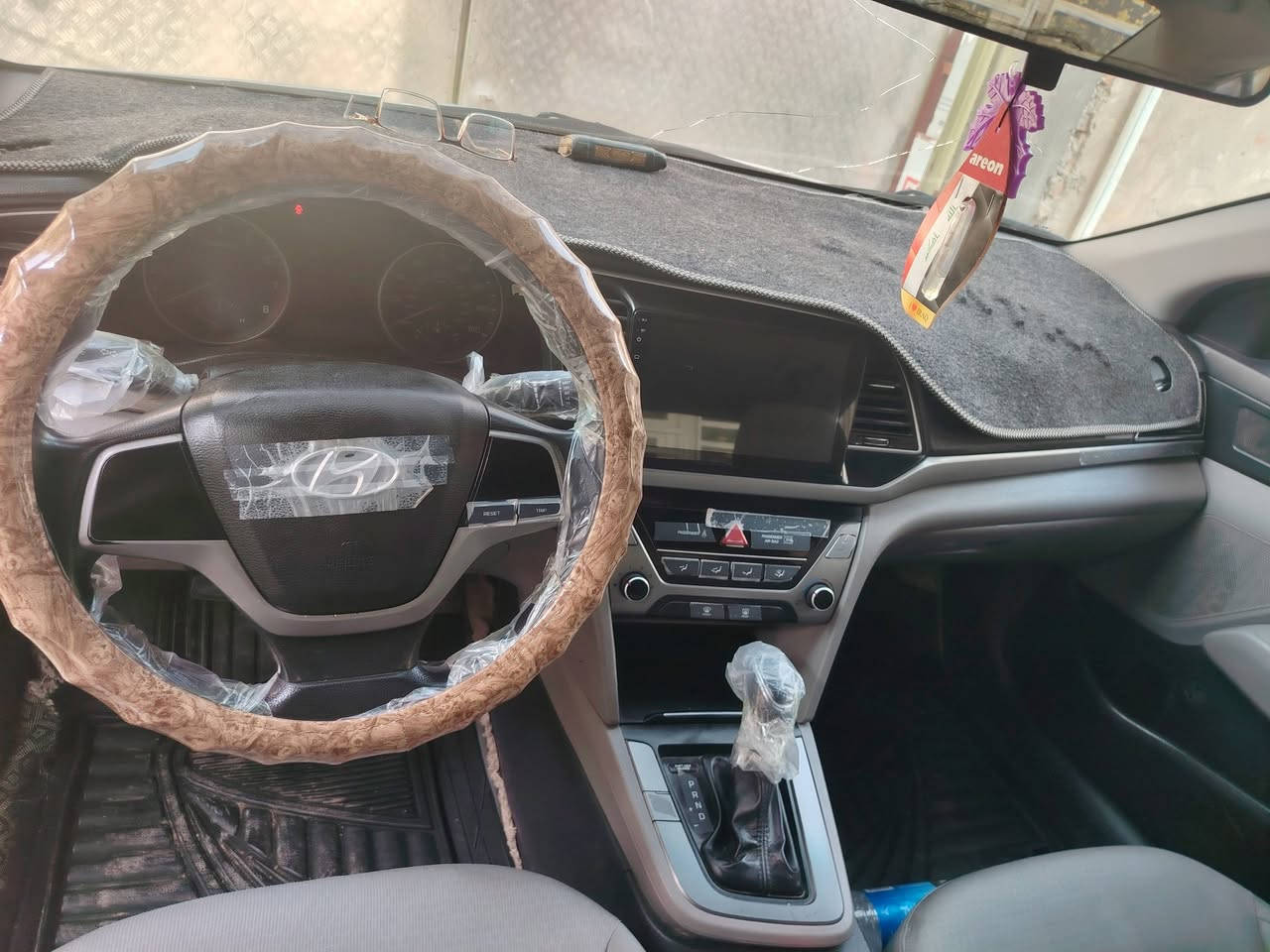 النترا 2017 رقم بغداد تحويل مباشر  حادثها مرفق بالصور وسونارها مرفق بالصور بيها بنيد تبديل 
جاهزه من كلشي .بيها صبغ بعدة اماكن بالتكم وبالقماره شويه  بسبب التكفيع وتعرفون هذا الموديل يكفع. ابيع شرط دكة جاكوج مابيها السياره مال جناي السعر 113 وبيها مجال قليل  .للاستفسار الاتصال بالرقم *********** ..مكان السياره صلاح الدين
