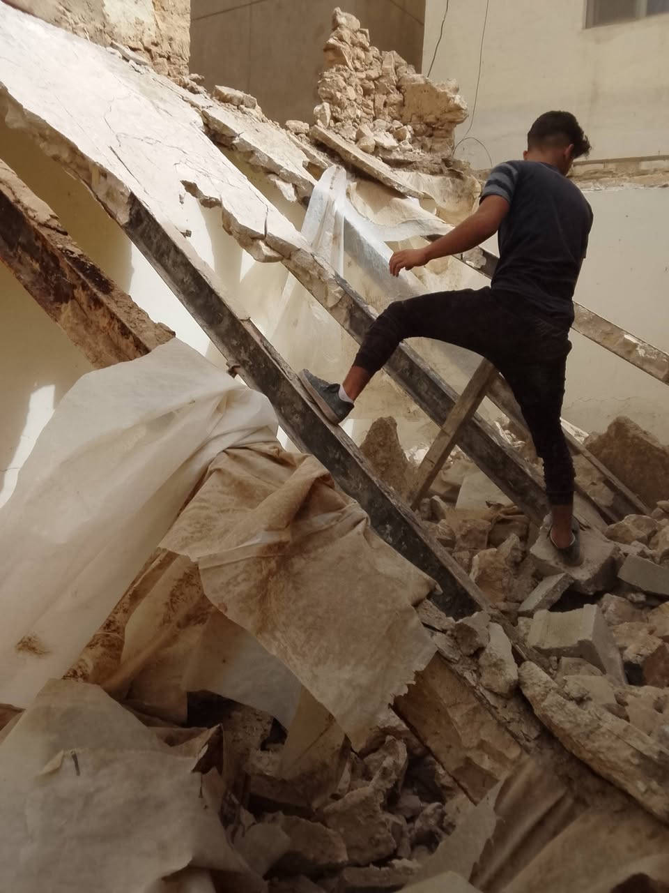*********** سلام عليكم  / يوجد كادر عمل جاهز/ تصعيد مواد/ تنضيف بيوت/ تفليش/ تكشيط/ تنضيف حدائق/ دفن نهري  / شقلنه ليل ونهار   /ومعداتنه جاهز/ ماعليك بس تصال على رقم  /     ***********
