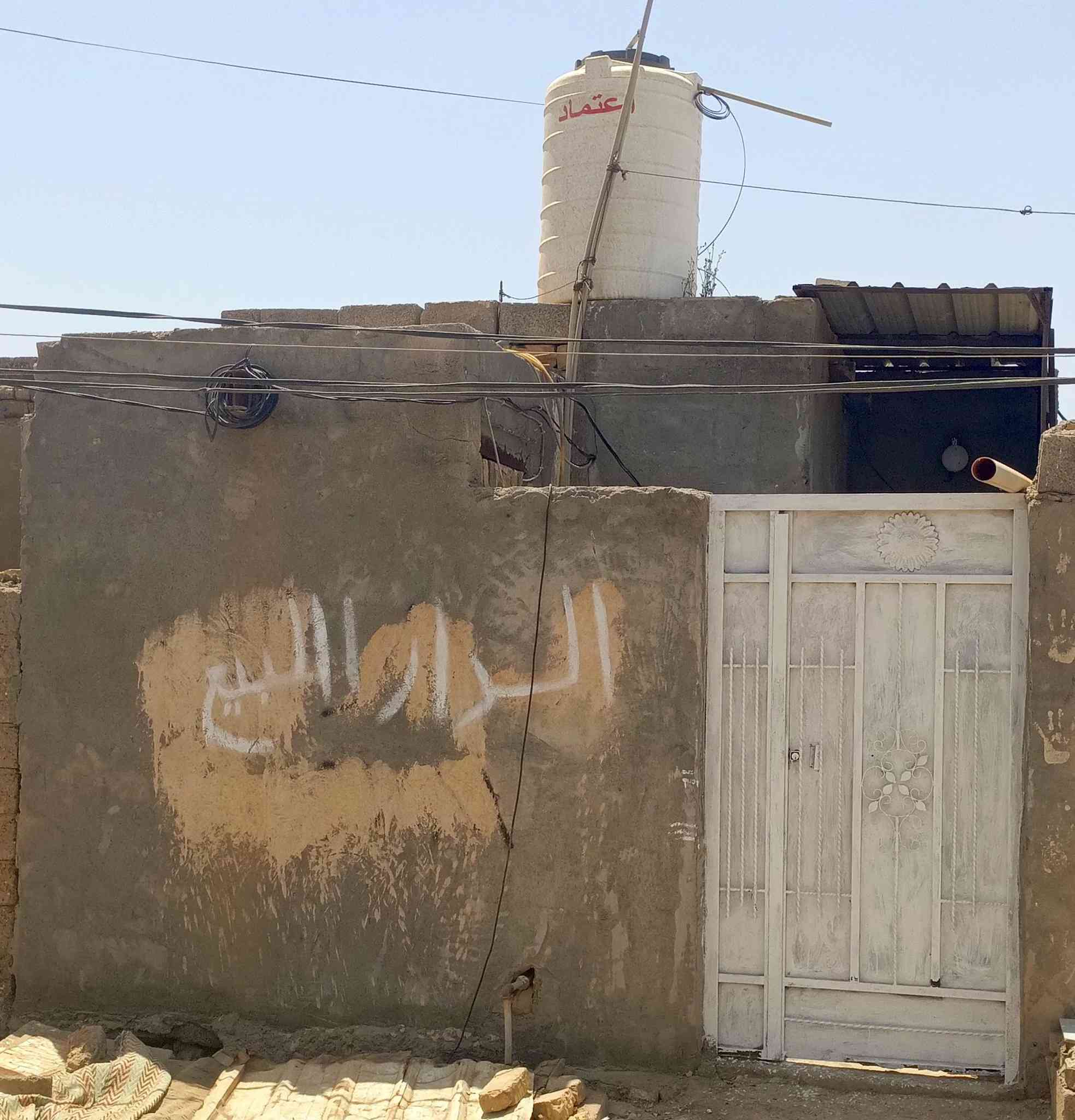 دار حواسم قريب ع شارع بي غرفه ومطبخ الشيشان الثانيه قرب البلديه السعر 3700 وبي مجال للشراي ***********
