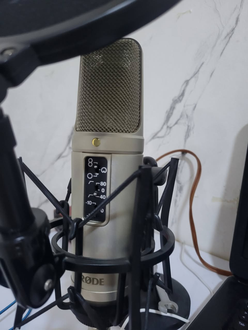 للبيع مايك rode nt2a 
للبيع كرت صوت focusrite 2i2 الجيل الثالث 
***********
