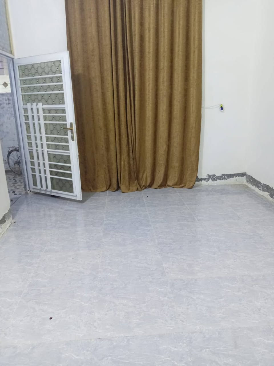 السلام عليكم اعيد النشر بسبب الوعود الكاذبة بيت للبيع في حي الشرطه المساحه 160 البيت جاهز من حيث الماء والكهرباء وجميع الخدمات السعر 35وبي مجال قليل للاستفسار والاتصال ***********
