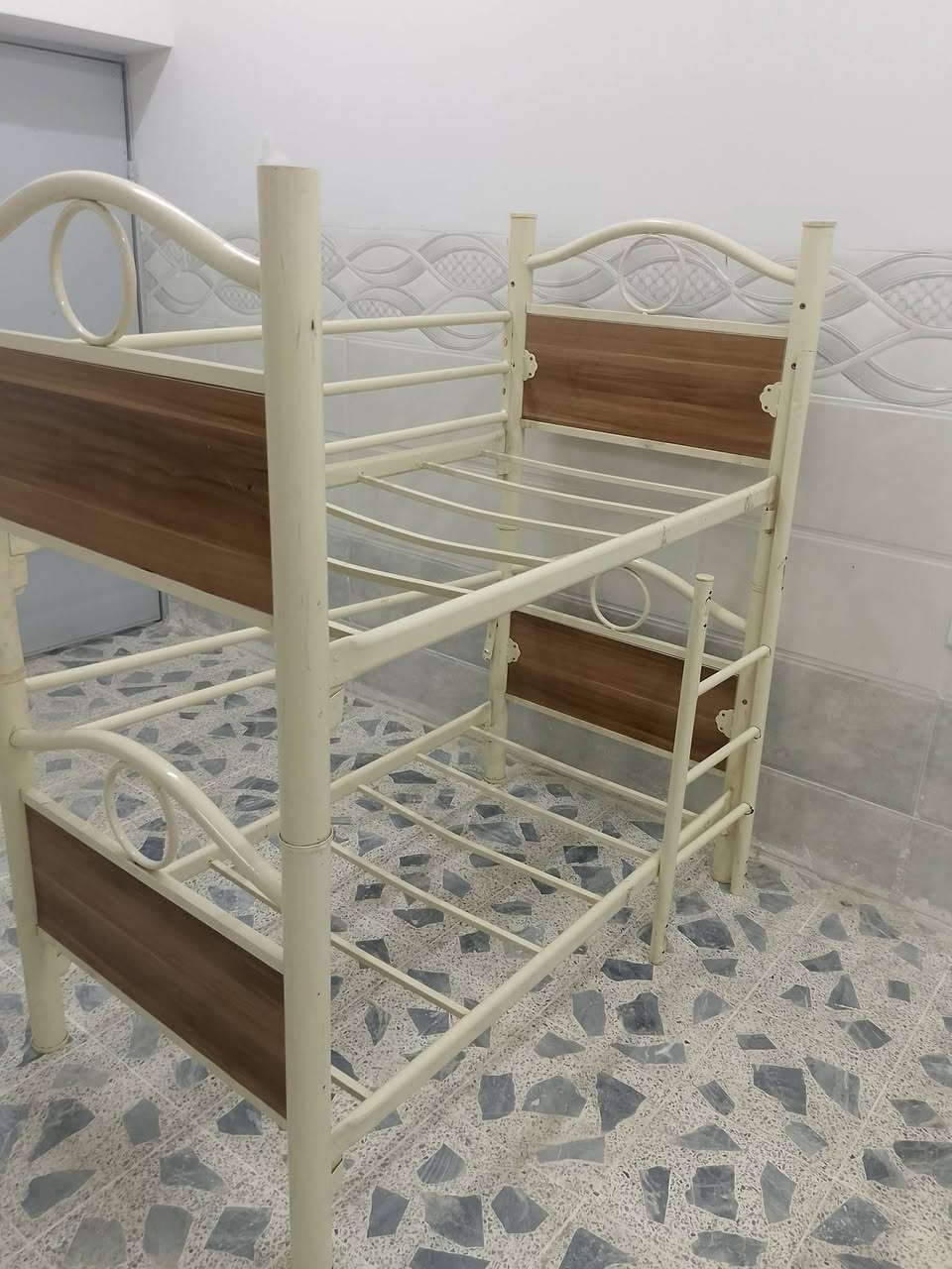 تخت كامل مع الملحقات وقريوله عدد اثنين وترهم طابقين مع الدواشك الاتصال ***********    ***********
