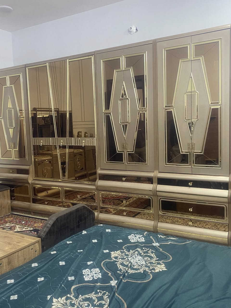 سلام عليكم غرفة ضخمه للبيع جديده السعر ع خاص ***********
