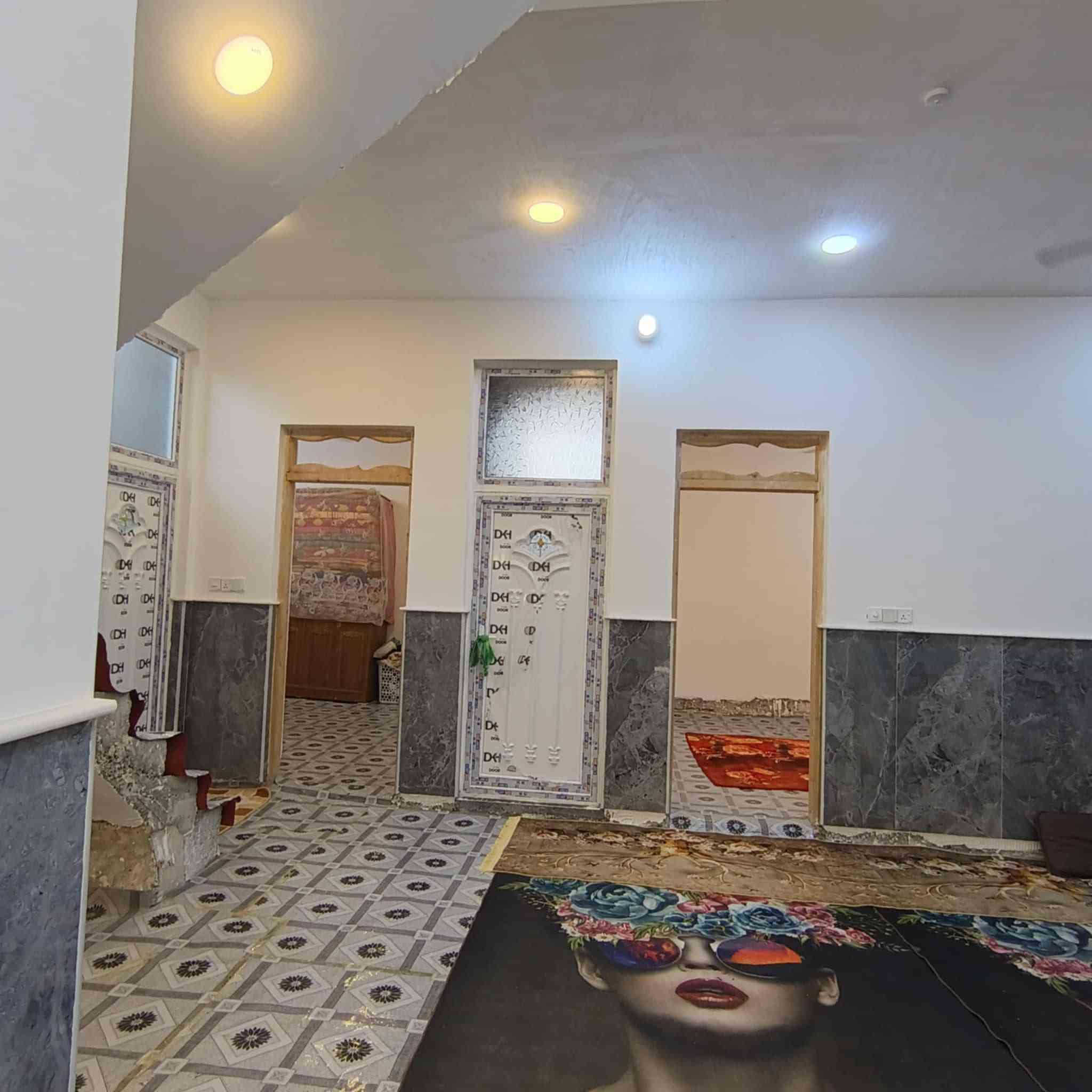 السلام عليكم دار للبيع نعمانيه بالمتنبي قريب ع شارع العام يم النهر بناء حديث المساحه ١٨٠ غرفتين وصاله ومطبخ مناور ٢ صحيات داخليه وخارجيه للاستفسار ***********
