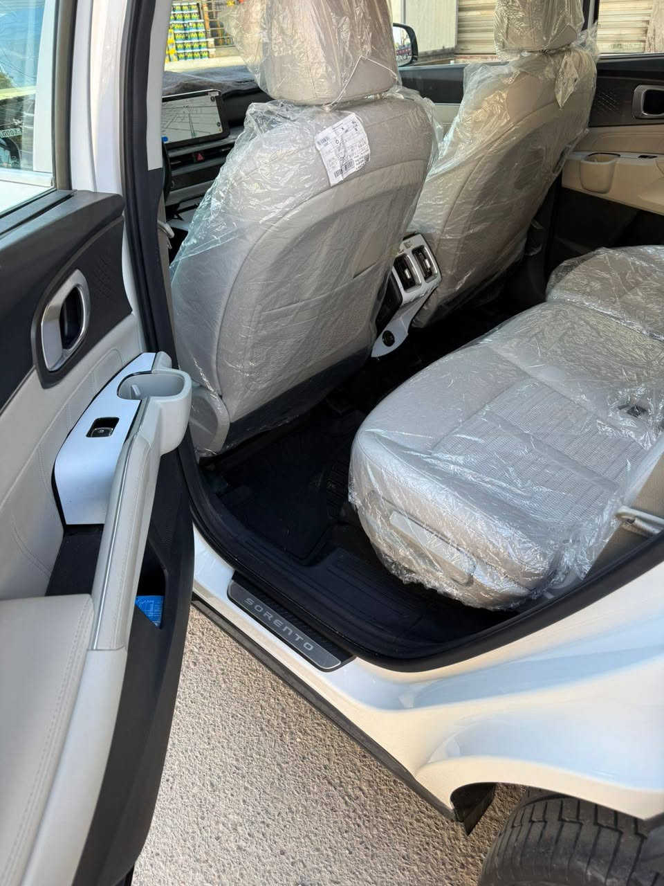 السلام عليكم سورنتو موديل 24 خليجي مكفولة ضمان الشركه الدولية
محرك 6سلندر 
ماشيه19
ويل 20
رقم بغداد الجديد بأسمي 
مكان السيارة بغداد 
السعر 315 بيها مجال 
الاستفسار ***********
