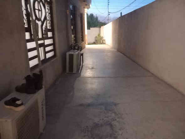 السلام عليكم بيا للبيع في تقاطع النهروان قريه زين العابدين عليه السلام 
يتكون من! 
ثلاث غرف✅

صاله كبيره✅

مطبخ حار بارد✅

هول ✅

واستقبال✅

ومساحه كبيره ✅

حديقه اماميه خلفيه✅

البيت كامل كامل متكامل من

سيراميك وماء وكهرباء 

البيت موقع حلو احلا موقع بلفرع

السعر مناسب جدا 

رقم *********** سيد احمد 

الموقع بغداد تقاطع النهروان اول جسر مشات مشروع المبطّن
