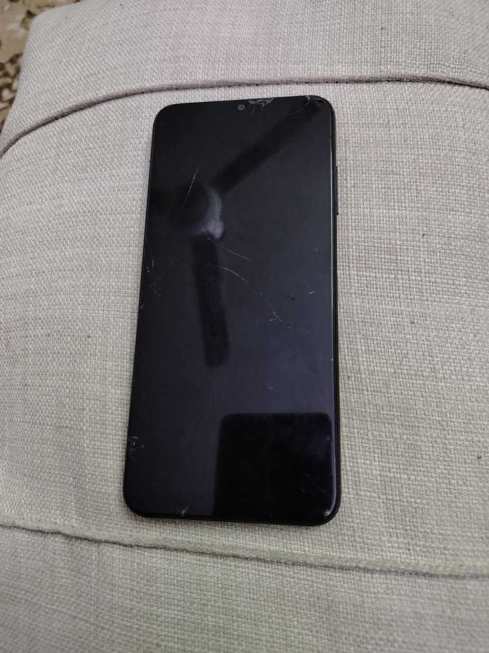 سلام وعليكم a03 شاش مكسورة بس البيع ماعرف شكد يسوه هذا رقمي ***********
