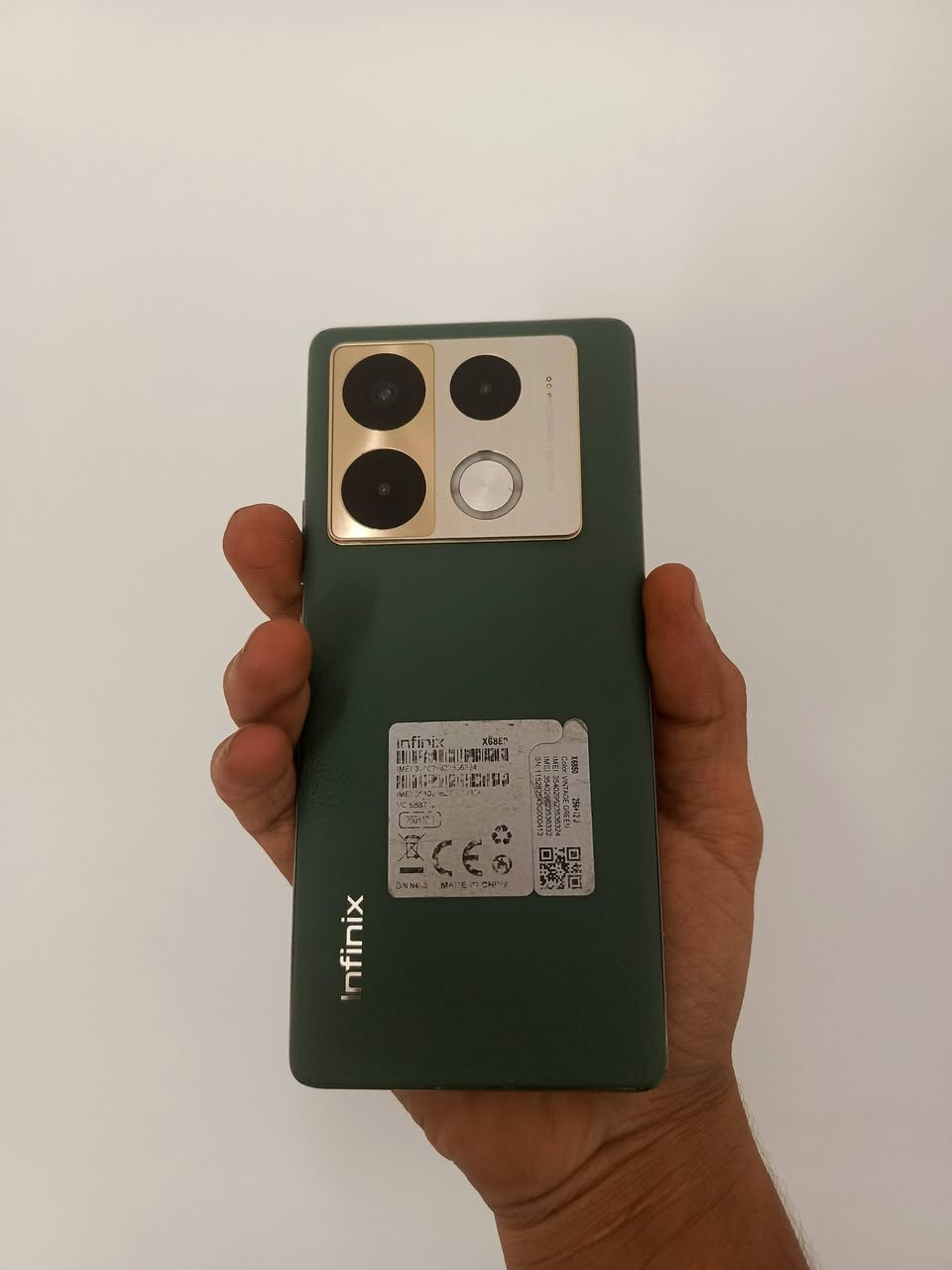 Infinix Note 40 Pro. 
الكاميرا: كاميرا رئيسية بدقة 108 ميجابكسل.
الشاشة: شاشة AMOLED بحجم 6.78 بوصة ومعدل تحديث 120 هرتز.
الأداء: معالج MediaTek Dimensity 7020.
 Ram. 12+12
ذاكرة. 256
البطارية: سعة 5000 مللي أمبير تدعم الشحن السريع بقدرة 45 واط
نظافة 100/80
السعر //170 وبي مجال


**إذا كنت صاحب هذا الإعلان وتريد حذفه لأي سبب، رجاءا أرسل رسالة إلى الدعم الفني**