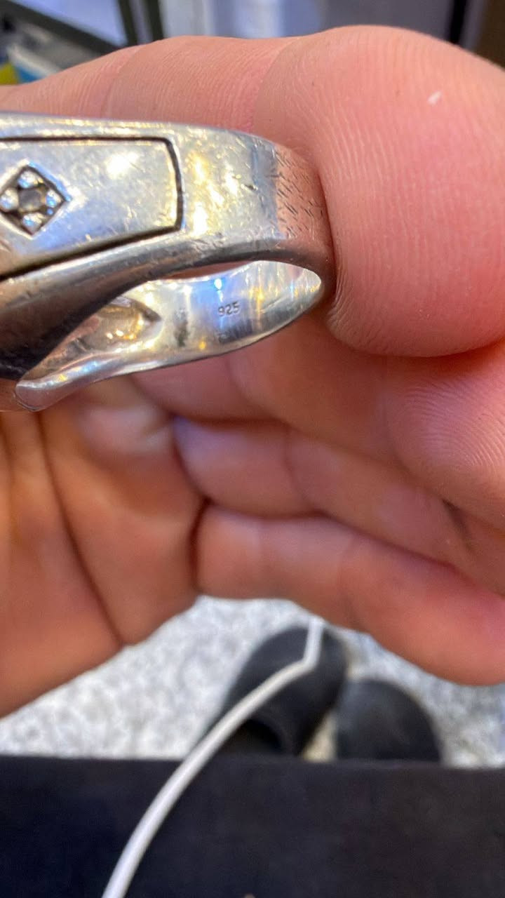 السلام عليكم
للبيع ماتعرف لاتكسر سعره مرصع بالماس حجر عقيق يماني طبيعي صياغه يدويه وزن ثقيل


**إذا كنت صاحب هذا الإعلان وتريد حذفه لأي سبب، رجاءا أرسل رسالة إلى الدعم الفني**