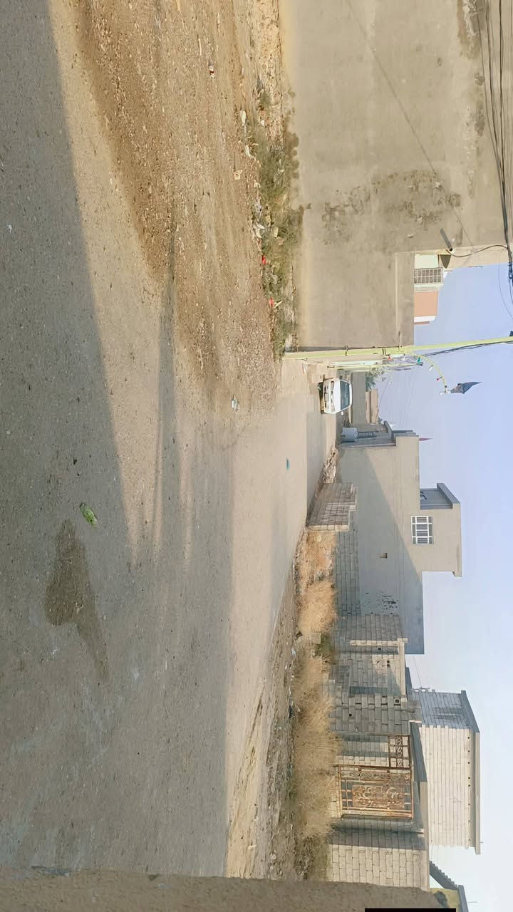 بيت للبيع كلشي كامل من جوة المساحة 800 متوفر ماي الكهربا  العنوان جاي من قرية  رقم الهاتف ***********
