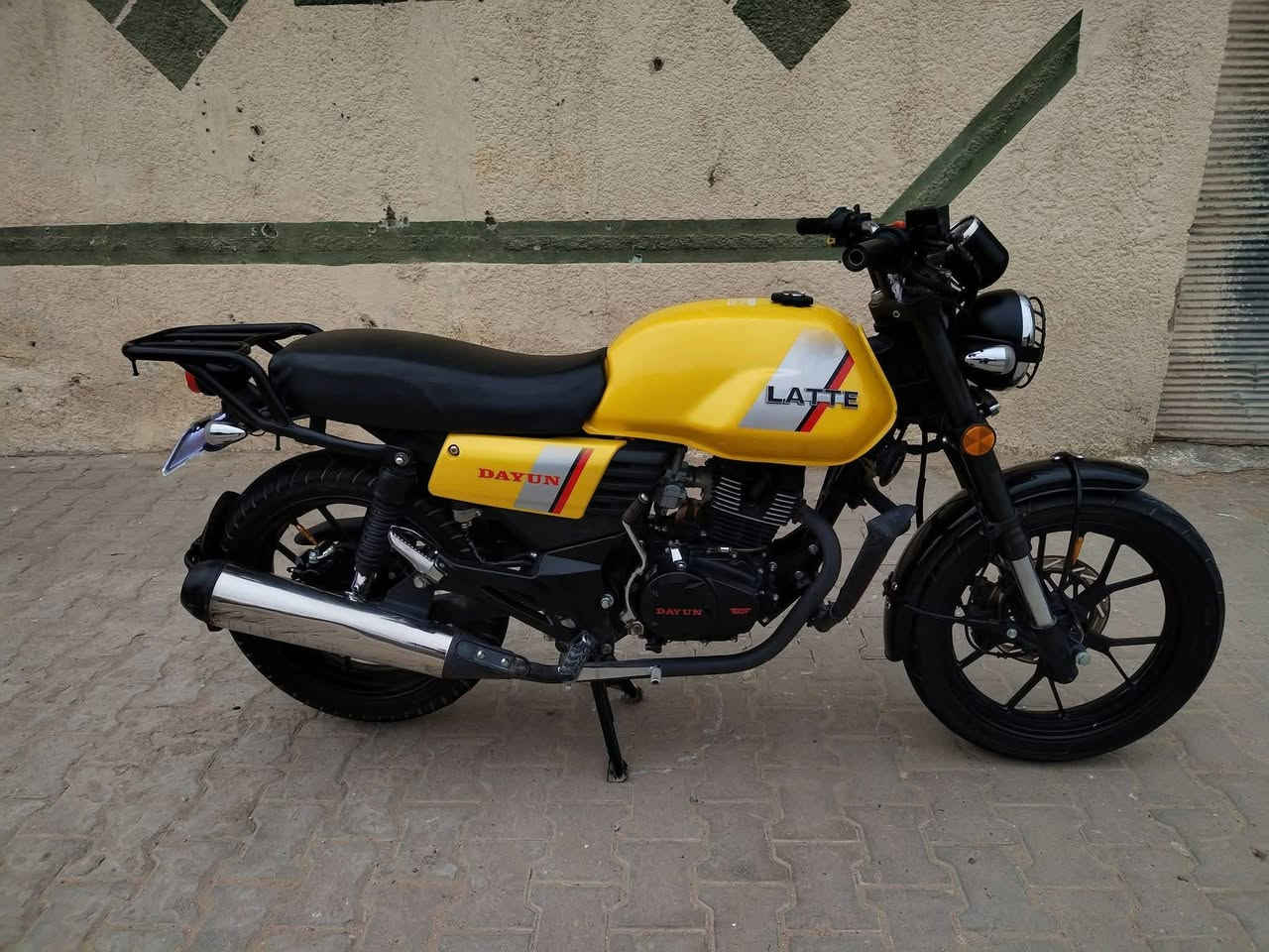 الماركة: دايون (Dayun)الفئة: لاتيه الكلاسيكية            حجم المحرك:  200cc
(الموديل): 2023
البريك : (دسك) أمامي وخلفي.
الممشى ( 32,000) 
 أوراق :  أستنساخ كاملة وأكاتبك من كلشي 
نظافة الدراجة : أنظف من الصور وتفحص يم أي واحد تعرفة 
مكان التواجد : النجف الاشرف 
  السعر المطلوب: [ 1,550] مليون وخمسمية وخمسين(قابل للتفاوض البسيط).
للتواصل والاستفسار:  *********** أتصال أو واتساب
