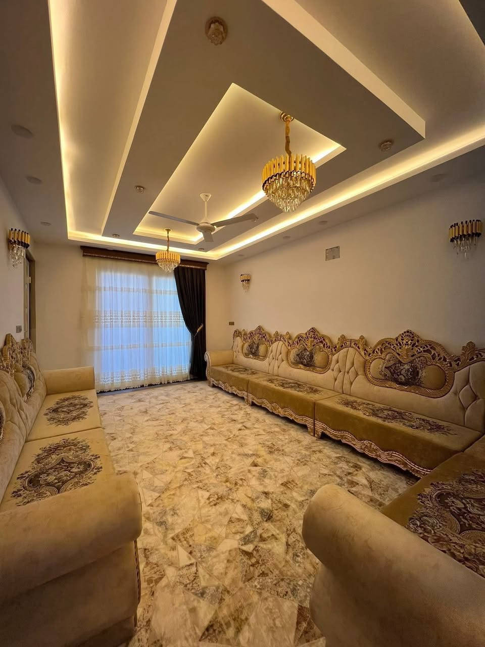 🔥 دار للبيع حي الزهور شارع 6 قريب من الشارع العام🔥  

🏡 فرصة ذهبية للسكن الراقي أو الاستثمار - دار سكني فاخر

📍 الموقع: حي الزهور  
📐 المساحة: 240 متر
📏 الواجهة: 8 متر  
📏 العمق: 30 متر  

🏗️ البناء: تصميم وتنفيذ مكتب هندسي  

✨ تفاصيل الدار:  
🛏️ 6 غرف نوم (2 منها سويت)  
🌿 حديقة + مناورة كبيرة توفر إنارة وتهوية ممتازة  
🚪 مخزن + تواليت خارجي  

🔻 الطابق الأرضي:  
▫️ غرفتين نوم  
▫️ استقبال  
▫️ هول واسع  
▫️ مطبخ خشب إيطالي
▫️ صحيات  

🔻 الطابق الأول:  
▫️ 4 غرف نوم (2 منها سويت)  
▫️ هول  
▫️ صحيات  
▫️ بيتونة كبيرة  

✨ المواصفات:  
▫️ أرضيات بورسلين هندي فاخر  
▫️ سقوف جمسمبورد حديثة  
▫️ شبابيك سلايد ألمنيوم  
▫️سطح كاشي بالكامل
▫️تأسيس الكهرباء بنظام البواري
▫️خط طاقة شمسيه للبيت بالكامل
▫️تبريد البيت بنظام الدكتات
▫️بواري للسبالت لكل البيت 

التعامل مع الشرعي مباشرة

📞 للتواصل: *********** 

📞 للتواصل: ***********
