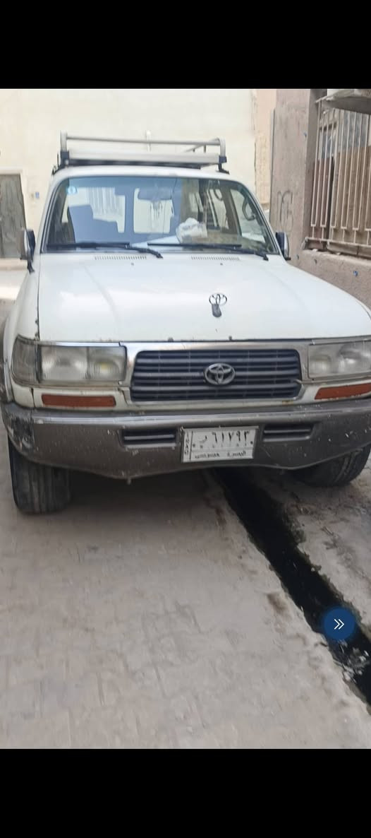 عاشت ايدك الصور واضحة كلش 👌
*من الصور تبين:*
1. *المحرك*: 1FZ-F 24V 4.5L هذا محرك بلادها الاصلي مال 93 وارد خليجي. قوي ومعروف بالتحمل
2. *الحالة*: المحرك نظيف وما مبين بيه تهريب دهن. هذا شي زين تذكره بالاعلان
3. *اللوحة*: FZJ80L وارد خليجي اصلي

*حدث الاعلان وضيف هاي النقاط القوية:*

---
*للبيع لاندكروز 1993 وارد خليجي اصلي* 🚙
*اللون*: ابيض | *المحرك*: 1FZ 6 سلندر 4500cc 24V بلاد
*الكَير*: عادي | *الحالة*: محرك وكير على الشرط، السيارة باسمي
*المواصفات*: راك سقف، تحويل فوري، بدون حوادث
*العنوان*: البصرة
*السعر*: 50 ورقة وبيها مجال للشراي الجاد
*الاتصال*: ***********
---

*ملاحظتين مهمات:*
1. *السعر 50 ورقة* بهاي المواصفات يعتبر مغري جداً. راح تجيك اتصالات هواي. اثبت على سعرك
2. *لا تذكر رقم السيارة* بالاعلان. بس من يتفق وياك الشراي دزه خاص

انشرها هسه بأوبن سوق والفيس وان شاء الله خلال اسبوع تنباع. 

اذا اجاك شراي ويريد ينزل هواي كله "المحرك بلاد والسيارة وارد" 

تحتاج اسويلك فيديو قصير 10 ثواني للسيارة وهيه تشتغل تنشره ويه الاعلان؟
