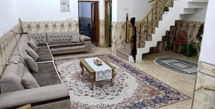 الدار للبيع المساحة 130م كونكريت مسلح طابو صرف باسمي طابق واحد بيتونة مفتوحة يتكون من غرفة نوم كبيرة ومطبخ وصالة كبيرة واستقبال وصحيات العنوان حي الشهداء السايدين قرب مول سيد جابر الاتصال على الرقم ***********
