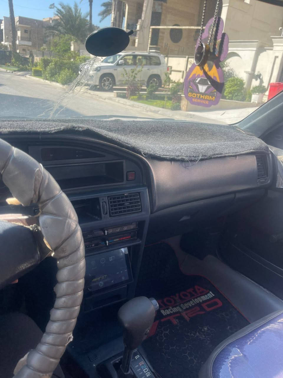 السلام عليكم
كورلا موديل ١٩٩١ للبيع 
معمرة كلها و بلادي يسرى 
كير ومكينة مكفولات والتبريد جديد وثلج ... حدادية جديدة 
مكاني بغداد زيونه 
ورايدها ب٤٢ ورقة وبيها مجال للطيبين 
رقمي ***********
