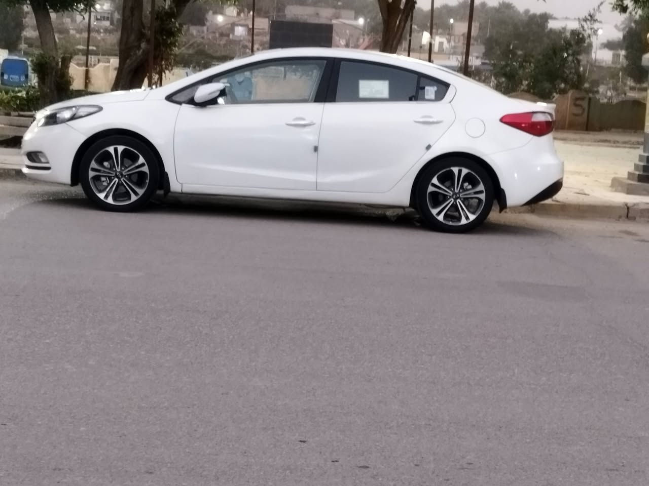 سيراتو موديل 16 فول مواصفات بصمه فتحه تحكم بلستيرن مثبت سرعه مري شفط اشاير بلمري  اناره بلباب عند الاقتراب لد امامي ويل كروم تخم تاير جديد حداديه شرط محرك وكير شرط 1600 قطعتين تبريد بيه رشات بدون تبديل صبغ وجاملغ خلفي تصليح سعره 114 وبيه مجال لطيبين ***********
