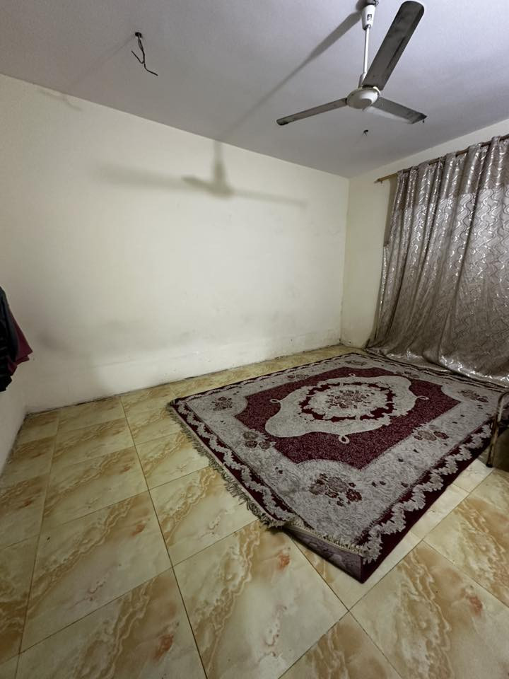 دار للبيع المساحه ٢١٠ يتكون من ٣ غرف نوم إستقبال وصاله ومطبخ صحيات داخليه وخارجيه العنوان حي الزهراء خلف معمل خشب بهاء عيدان قرب فرن الصمون شارع تبليط مجاري للإستفسار الإتصال عالرقم *********** علماً الدار فارغ حالياً
