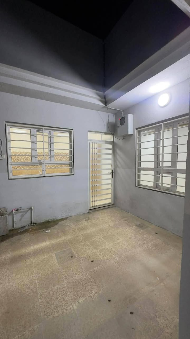 مكتب تاجالملوك.   بيت يجار في حي السماح الاولى غرفه هول مطبخ صحيات وستقبال بناء 🏢 حديث المساحه 100متر مربع التواصل ***********.    ***********
