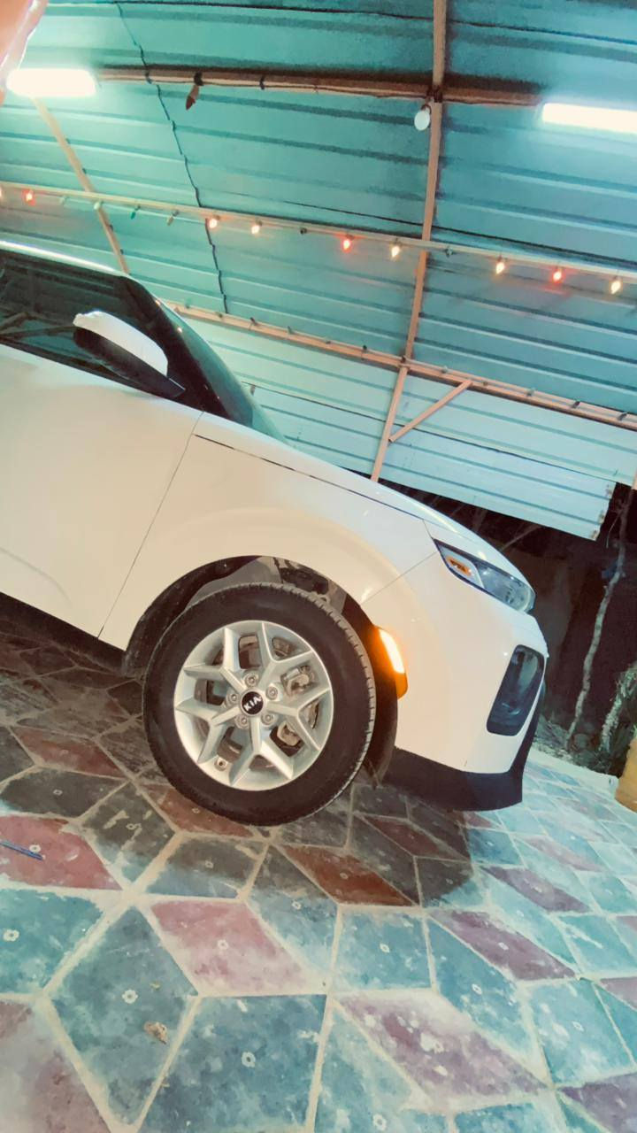 السلام عليكم للبيع كيا صول موديل ٢٠٢١ فئة s  محرك ٢٠٠٠ دوش السيارة مال بيت مو بياعة شرة
السيارة كلين داخلة بدون لاايرباكات ولاشواصي بيها بس شفة البنيد اصبعين ع وضعها السيارة بسمي رقم بابل مميز 
المواصفات 🛑
1- مثبت مسار 
2- رادارات مري جوانب + امامي وخلفي 
3- ايقاف بريك بك تلقائي 
4- اطفاء ذاتي 
5- عداد رياضي 
6- وضعيتين سياقة نورمال + سبورت 
7- تحكم ستيرن جهتين 
8- مانع انزلاق 
9- كاميرا خلفية 
10 - كار بلاي + اندرويد اوتو 
11- وسادات هوائية 4
12-شاشة كبيرة
السعر ١٦٠
للاستفسار *********** 
وبعد بيها مواصفات الخاصة بفئتها
