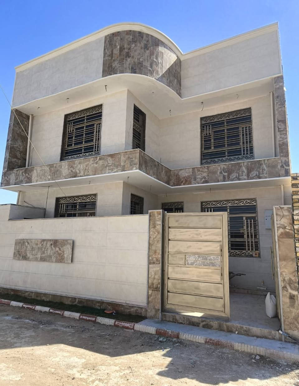 السلام عليكم  يرجى متابعة البيج حتئ تصلكم جميع العروض داخل المكتب🔥 ///دار مساحة150 متر للبيع طابوصرف زراعي سند 25 ثلاث غرف  نوم ستقبال هول مطبخ مجمع صحيات داخل وخارج وفوك موقع  الدار بابل طهمازيه داخل  مجمع لاامير السكني خواني خواتي ربي يحفظ الجميع السعر وباقي التفاصيل خاص او
اتصال ***********🫣
وتساب *********** حلة, بابل
