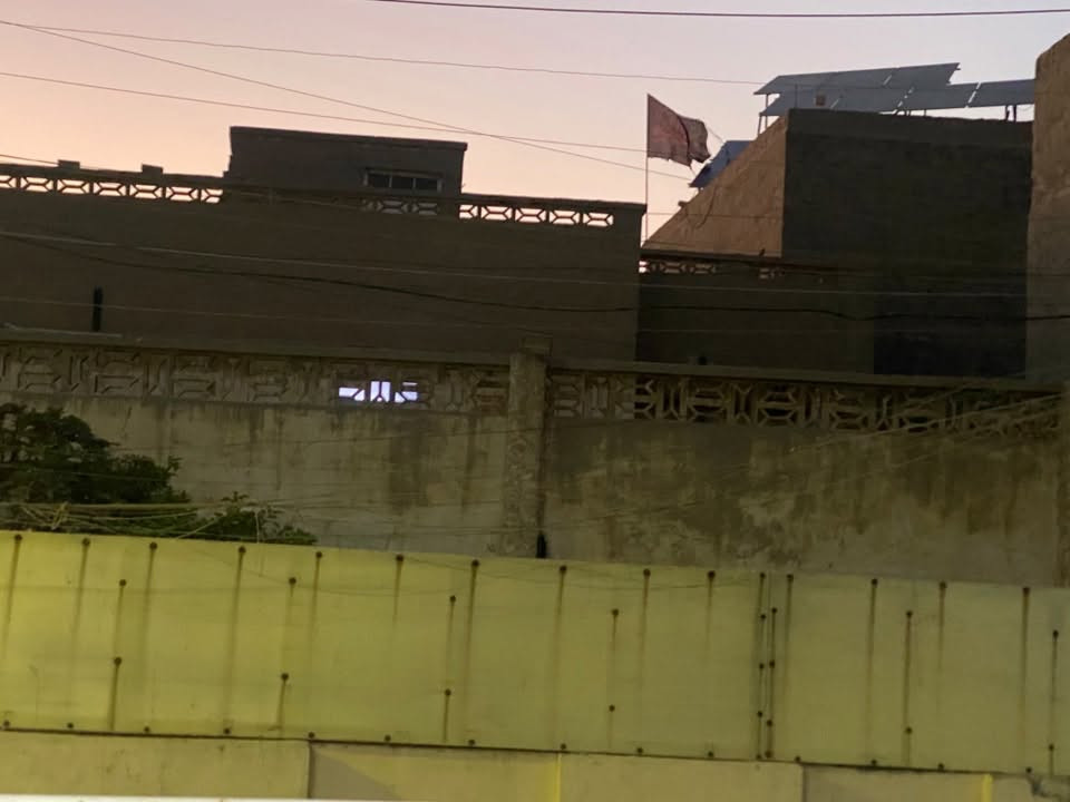 السلام عليكم بيت للبيع مساحه البيت ١٨٠ متر النزال ٢٠ والوجه ٩متر موقع البيت الزعفرانيه الربيع خلف مدرسه ايا صوفيا قرب جامع الرحمان البيت متكون من استقبال ومطبخ وخدمات وغرفه نوم فوك وحده حديقه مع كراج يتسع سيارتين المنطقه حلوه وهادئه البيت طابو ملك صرف الشارع عريض سعر المتر مليون ونص السعر الكلي ٢٧٠ موبايل 📱 ***********

