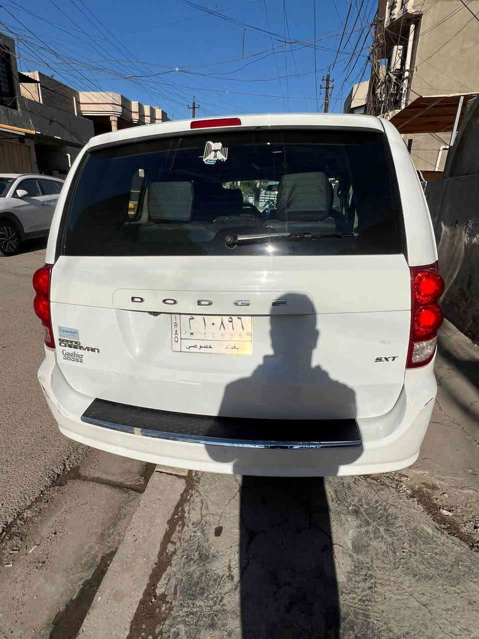 السلام عليكم 
دوج كرفان ابيض رقم بغداد باسمي موديل 2014
حادثها باب الخلفي مع الجاملغ الخلفي 
بيها منظومة غاز 80 لتر 
ارضية وكشنات مدوشمة
تشغيل عن بعد 
سيارة جاهزة من كل شي
كير ومحرك وحدادية
سنويتها 2028
مكاني بغداد المشتل 
السعر 155 
للاستفسار خاص او التواصل على الارقام
*********** /*********** بيهن واتساب
