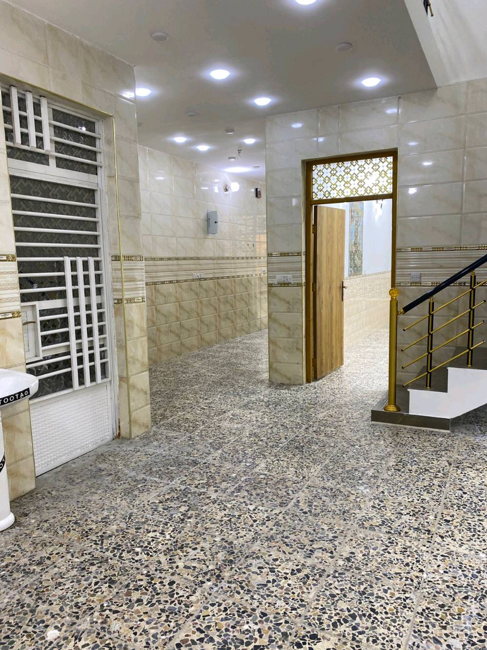 السلام عليكم بيت للبيع المساحه 150 متر طابق ونص ( زراعي قرار17 )
 بيت يحتوي على غرف 2 + ستقبال + مطبخ + صاله + صحيات 4
محافظة بغداد منطقة بوب شام 
الاستفسار على الارقام ***********
***********